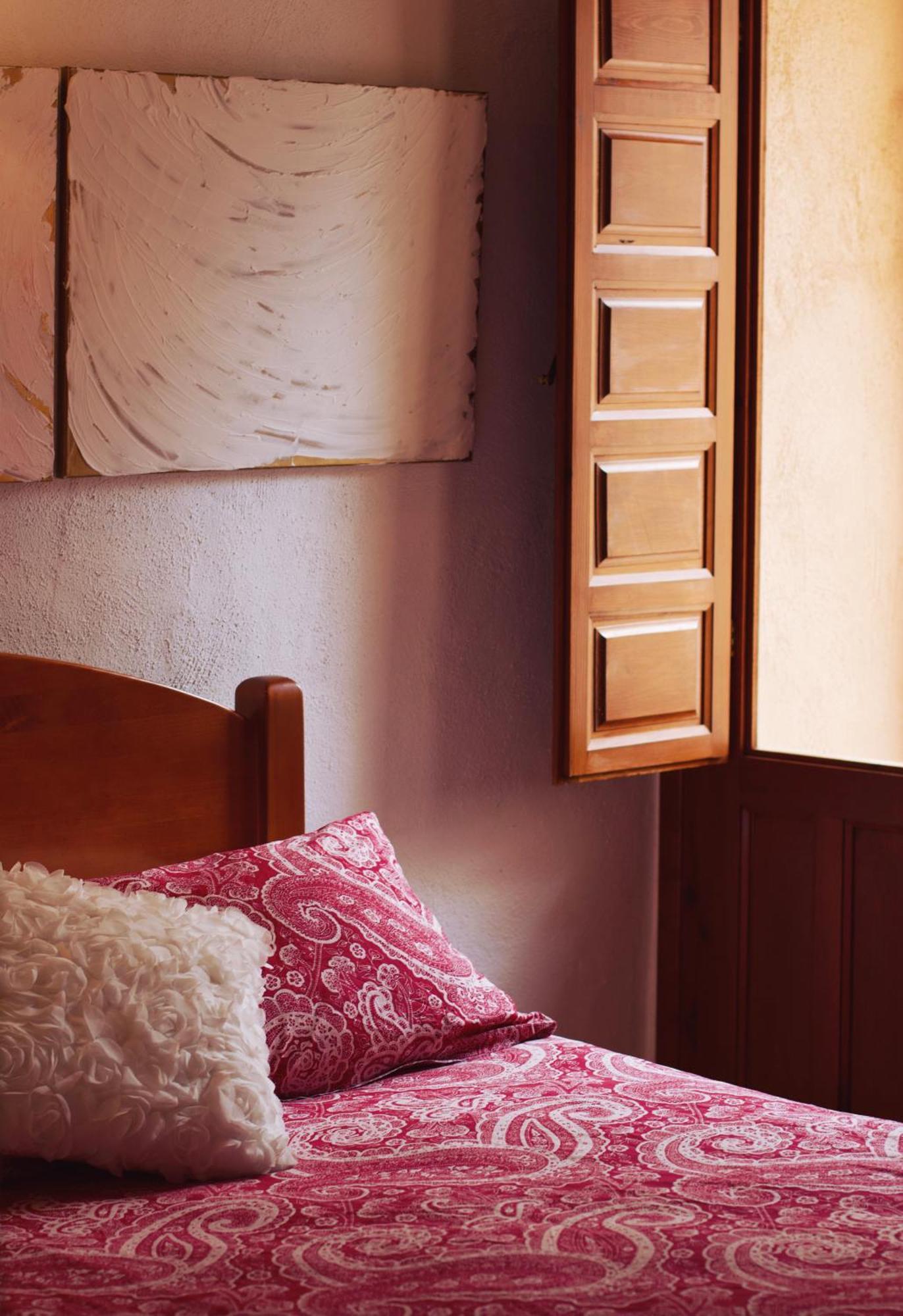 Habitación con cama grande y balcón